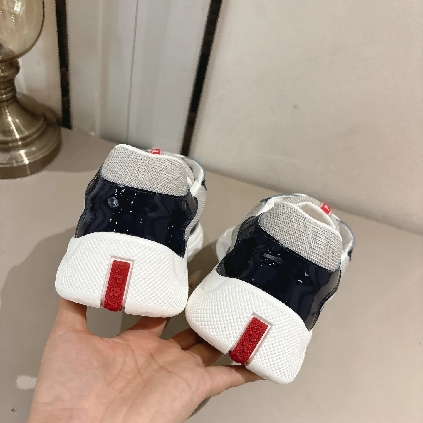 👟👟Ex-factory price 520👟👟 (Top version) Prada casual sports shoes, fashionable thick-soled casual loafers, unique taste, loved by everyone and easy to control, popular every year. There is also a versatile classic shoe last, which is enough to conquer you, wear it, increase the height and casualness, simple and handsome on the feet. The fabric is imported patent leather, the inner foot pad is soft and delicate, and the breathable mesh fabric is comfortable, ip Foam mold anti-slip lightweight outsole